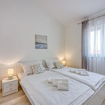 Apartment Karan Peroj